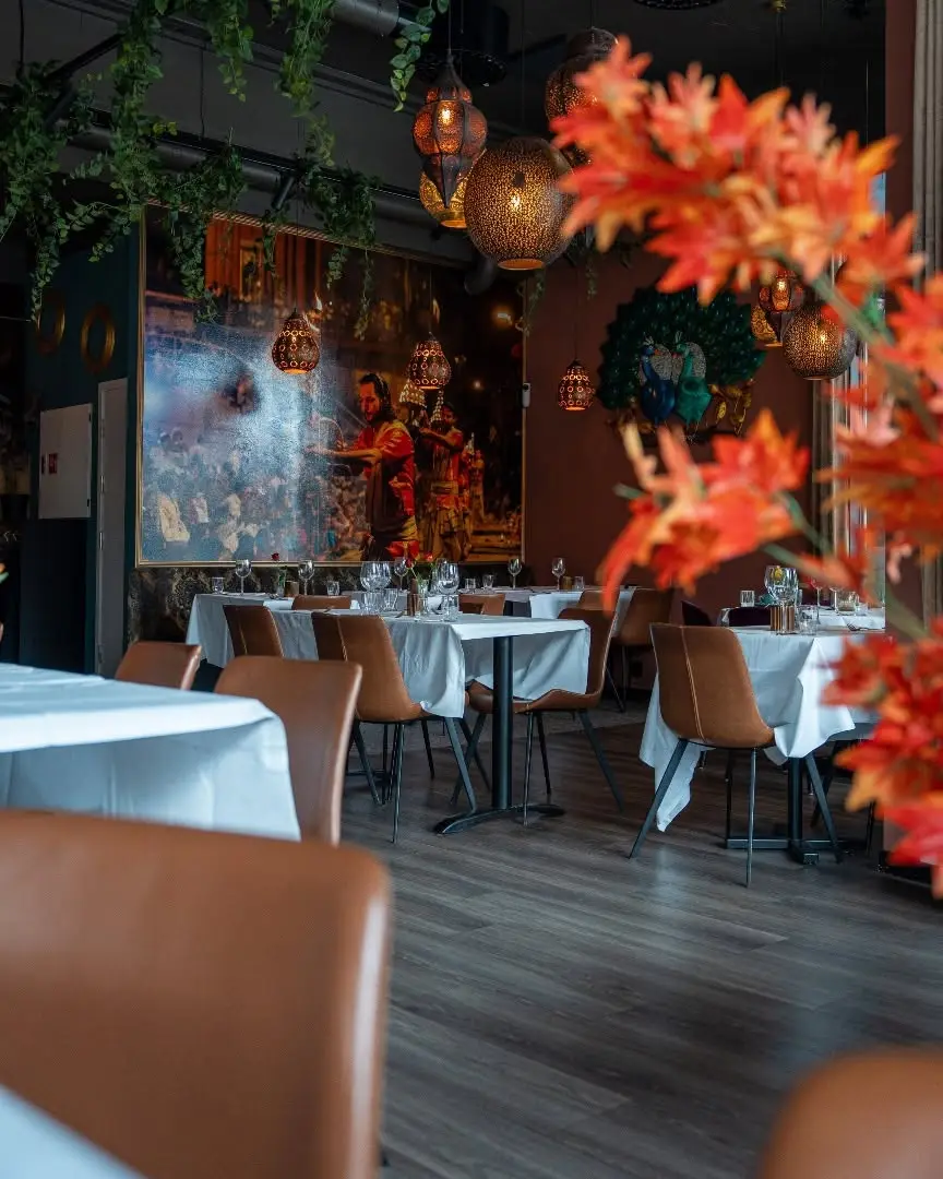 Restaurantsalen hos Varanasi klargjort for et selskap